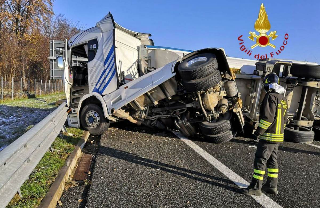 Rivoli - TIR carico di grano si ribalta in tangenziale: ferito un motociclista, traffico in tilt nella notte