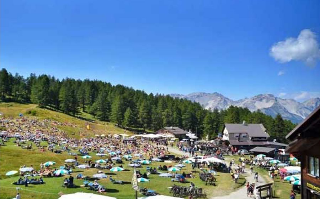 Sauze d’Oulx - A ferragosto palco a 2.000 metri per Clara, stella emergente della musica italiana