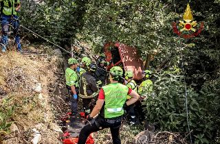 Villar Pellice - Anziano precipita con l’auto in una scarpata: salvo grazie a Vigili del Fuoco, 118 e Carabinieri