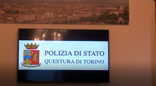 Torino - Blitz antidroga grazie a Youpol: arrestato 24enne: spaccio, pistola rubata e merce contraffatta
